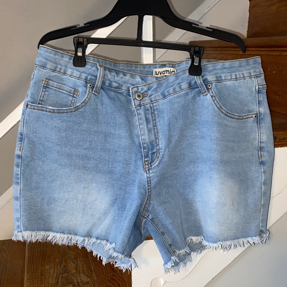 Luvamia Women's Frayed Hem Denim Shorts Light Blue Size 2XL